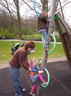 En daarna het klimrek in de speeltuin